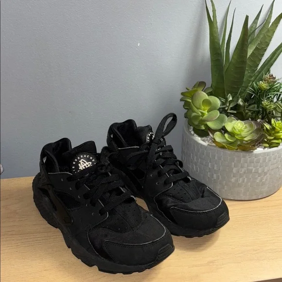 Nike Air Huarache “Triple Black” – Women’s Size 8 - Picture 1 of 9